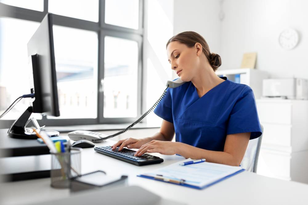 Secrétaire médico-administrative au travail